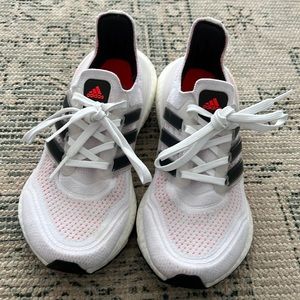 Adidas Ultraboost - size J4 (W5)